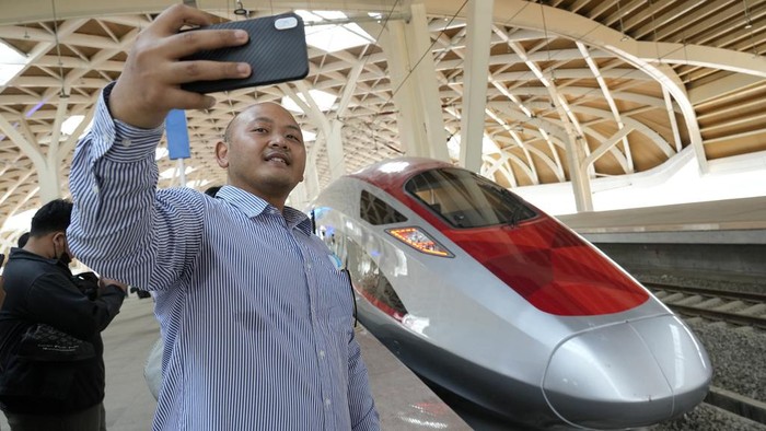 A man takes selfie near a high-speed railway during a test ride ride at Halim station in Jakarta, Indonesia, Monday, Sept. 18, 2023. The Southeast Asias first high-speed railway, a key project under Chinas Belt and Road infrastructure initiative, connects the capital, Jakarta, and Bandung, the heavily populated capital of West Java province and will cut travel time between the two cities from the current three hours to about 40 minutes. (AP Photo/Achmad Ibrahim)