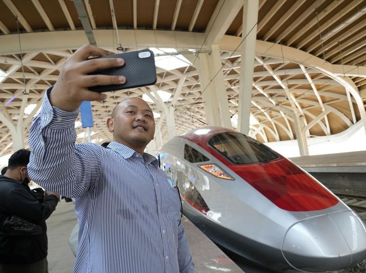 Semringah Warga Jajal Kereta Cepat Jakarta-Bandung
