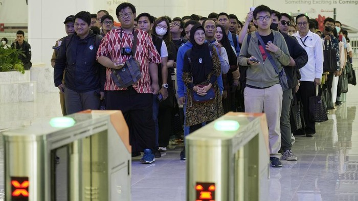Semringah Warga Jajal Kereta Cepat Jakarta-Bandung A man takes selfie near a high-speed railway during a test ride ride at Halim station in Jakarta, Indonesia, Monday, Sept. 18, 2023. The Southeast Asia's first high-speed railway, a key project under China's Belt and Road infrastructure initiative, connects the capital, Jakarta, and Bandung, the heavily populated capital of West Java province and will cut travel time between the two cities from the current three hours to about 40 minutes. (AP Photo/Achmad Ibrahim)