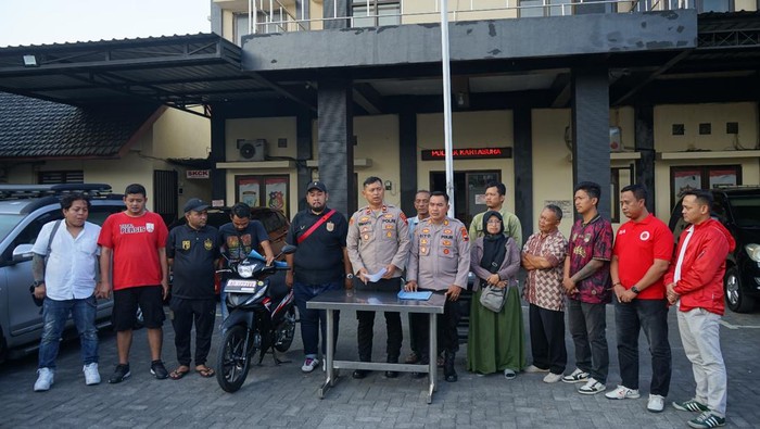 Serah terima penggantian motor yang dibakar saat ricuh suporter derby Jateng di Mapolres Sukoharjo. Proses serah terima dilakukan Senin (18/9/2023).