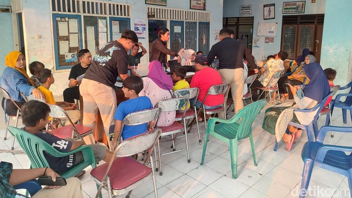 siswa diperiksa polisi di kasus mata buta siswa SD Gresik