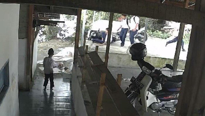 Siswa SD tewas tertimba tembok tempat wudu masjid yang roboh diseruduk sepeda motor. (Istimewa)