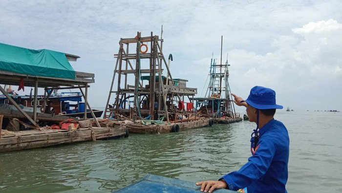 Aktivitas penambangan timah ilegal di kawasan perairan Tembelok, Kelurahan Tanjung, Kecamatan Muntok, Kabupaten Bangka Barat.