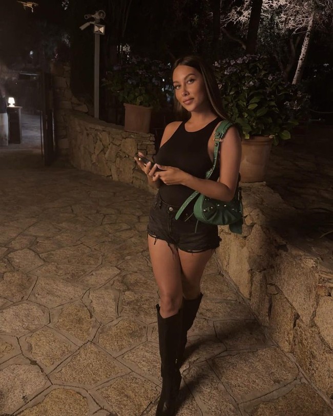 Tidak banyak informasi mengenai wanita cantik tersebut namun ia disebut sempat bekerja di klub malam sebelum berpacaran dengan David Raya. Foto: Instagram @t.trouboul