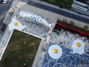 Telur Ceplok Raksasa Hiasi Alun-alun Sao Paulo Brasil