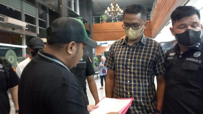 Tenaga Ahli Kominfo Walbertus ditangkap jaksa usai jadi saksi sidang Johnny Plate (Anggi/detikcom)