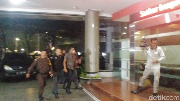 Tenaga Ahli Kominfo Walbertus Natalius Wisang tiba di Kejagung. (Kurniawan/detikcom)