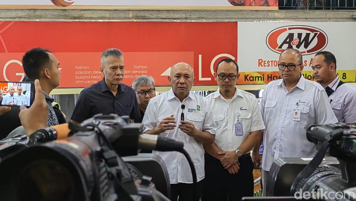 Menteri Koperasi dan UKM (MenkopUKM) Teten Masduki turun langsung ke Pasar Tanah Abang, Jakarta Pusat, Selasa (19/9/2023).