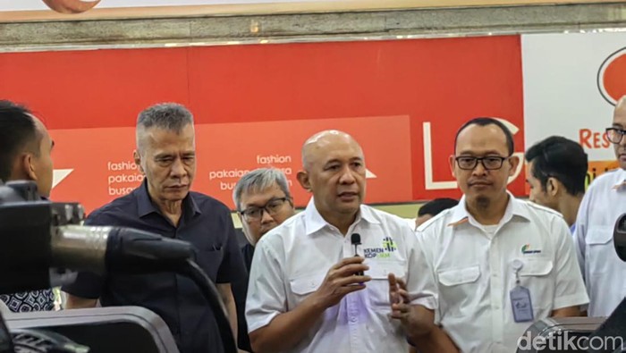 Menteri Koperasi dan UKM (MenkopUKM) Teten Masduki turun langsung ke Pasar Tanah Abang, Jakarta Pusat, Selasa (19/9/2023).