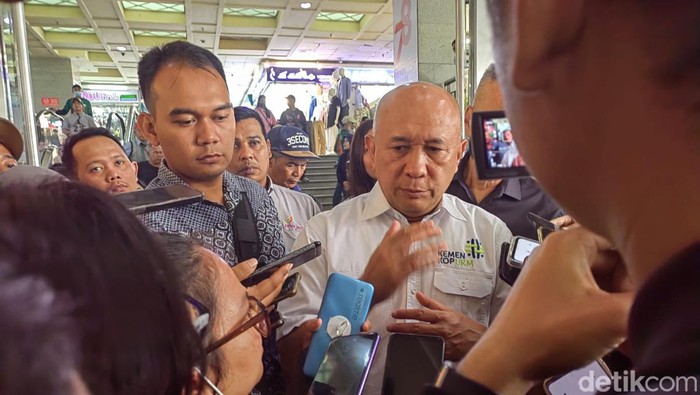 Menteri Koperasi dan UKM (MenkopUKM) Teten Masduki turun langsung ke Pasar Tanah Abang, Jakarta Pusat, Selasa (19/9/2023).