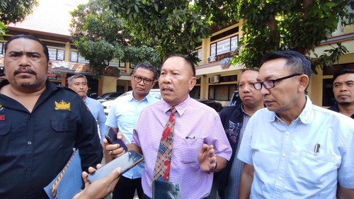 Tim kuasa hukum warga Desa Bugbug, Karangasem, saat memberikan keterangan kepada wartawan di Polda Bali, Selasa (19/9/2023). (Foto: I Wayan Sui Suadnyana/detikBali)