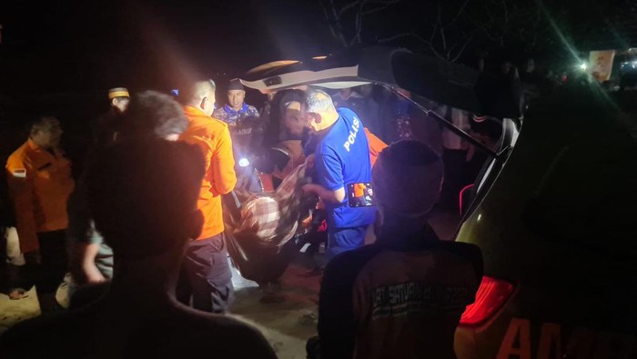 Tim SAR mengevakuasi jasad korban tenggelam di Pantai Taipa Konawe Utara.