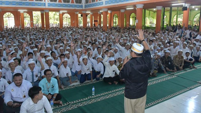 Tokoh nasional Oesman Sapta Odang (OSO) menjadi pembicara di Ponpes Al-Ashriyyah Nurul Iman Islamic Boarding School Bogor. OSO memotivasi para santri. (dok Ist)