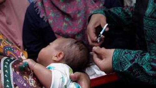 Tradisi ngurisan atau cukur rambut bayi di NTB. (Dok. Disbudpar NTB)