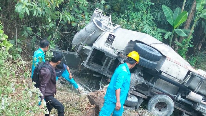 Truk bermuatan beton terperosok ke jurang di Purwakarta