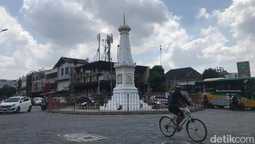 Tugu Pal Putih Jogja, Selasa (19/9/2023). Tugu Jogja ini masuk dalam kawasan Sumbu Filosofi Jogja yang ditetapkan sebagai Warisan Budaya Dunia oleh UNESCO.