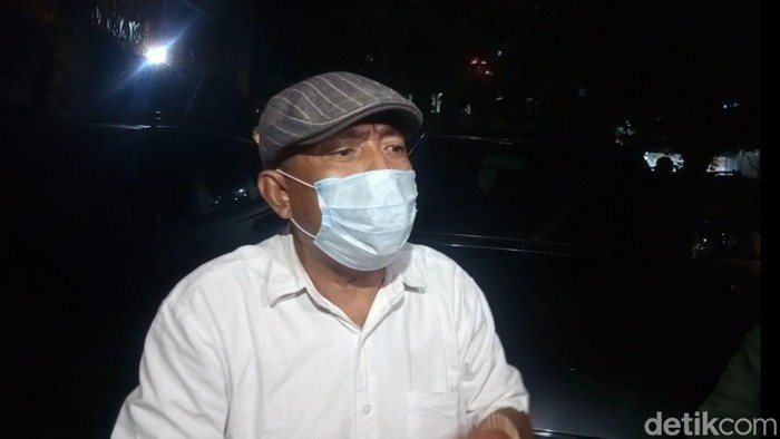 Pelawak Ujang Ronda usai diperiksa terkait PH film porno di Polda Metro Jaya pada Selasa (19/9/2023).