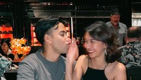 Bersama sang istri, Vidi pernah membagikan momen romantisnya. Saat itu mereka berada di sebuah restoran Jepang. Foto: Instagram @vidialdiano