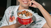 Salah satu unggahan Vidi Aldiano ini tampak sedang mempromosikan sebuah rice bowl. Rice bowl dari Mangkokku itu disajikan dengan telur dan olaha ayam goreng. Foto: Instagram @vidialdiano