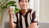 Vidi Aldiano pernah didapuk menjadi brand ambassador coffee shop populer di Indonesia. Ia berkolaborasi dengan mengeluarkan beberapa menu istimewa. Foto: Instagram @vidialdiano