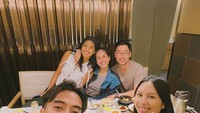 Kalau ini momen Vidi makan bersama teman-temannya. Mereka tampak menikmati makanan Korea di sebuah restoran, ada Maudy Ayunda dan sang suami di sana. Foto: Instagram @vidialdiano