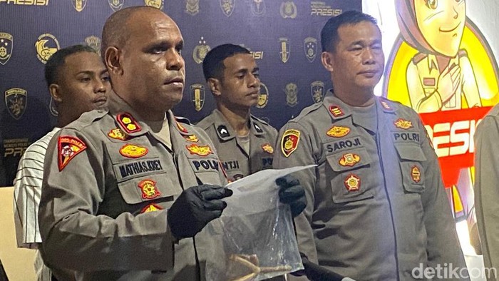 Wakapolresta Sorong Kota AKBP Mathias Krey menunjukkan barang bukti penyerangan.