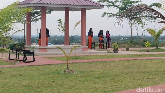 Warga ramai mendatangi lokasi taman di dekat TPA Terjun