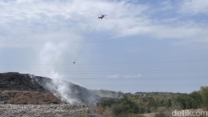 Water bombing diterjunkan untuk memadamkan kebakaran di TPA Putri Cempo, Solo, Selasa (19/9/2023).