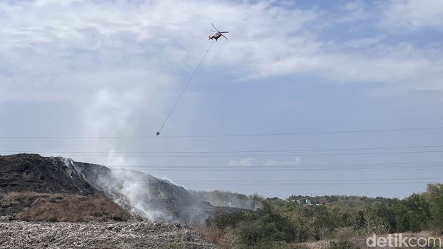 Water bombing diterjunkan untuk memadamkan kebakaran di TPA Putri Cempo, Solo, Selasa (19/9/2023).