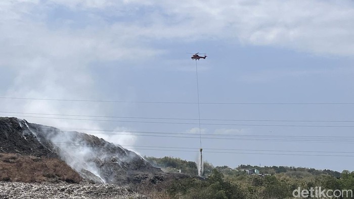 Water bombing diterjunkan untuk memadamkan kebakaran di TPA Putri Cempo, Solo, Selasa (19/9/2023).