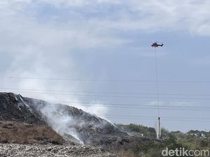 Kerahkan Water Bombing, Kebakaran TPA Putri Cempo Solo Tinggal 20 Persen