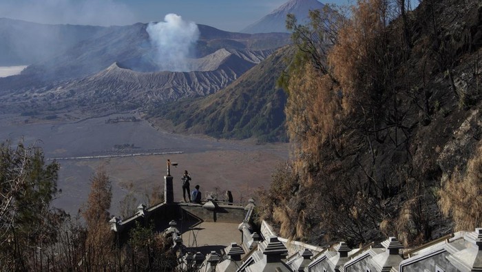 Seorang wisatawan mengabadikan gambar kondisi padang sabana di Bukit Teletubbies, Probolinggo, Jawa timur, Selasa (19/9/2023). Balai Besar Taman Nasional Bromo Tengger Semeru (BBTNBTS) kembali membuka kawasan wisata Gunung Bromo yang sempat ditutup total selama 9 hari akibat kebakaran yang disebabkan suar yang dinyalakan pengunjung. ANTARA FOTO/Irfan Sumanjaya/foc.