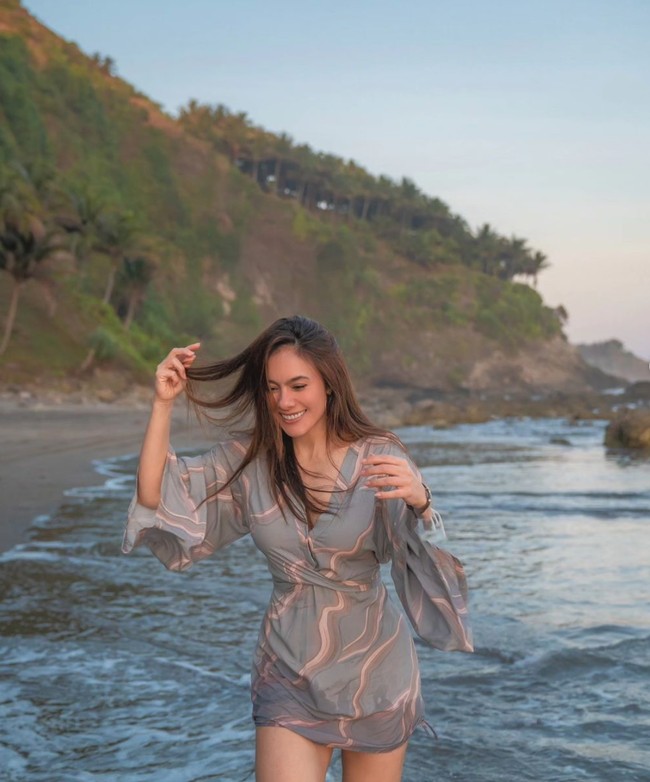 Pemotretan tersebut berlokasi di Pantai Pecaron yang berada di Kebumen, Jawa Tengah. Mengenakan rok pendek, ibu 3 orang anak itu terlihat asik bermain ombak di sana. Foto: Instagram/@wulanguritno