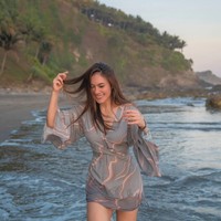 Pemotretan tersebut berlokasi di Pantai Pecaron yang berada di Kebumen, Jawa Tengah. Mengenakan rok pendek, ibu 3 orang anak itu terlihat asik bermain ombak di sana. Foto: Instagram/@wulanguritno