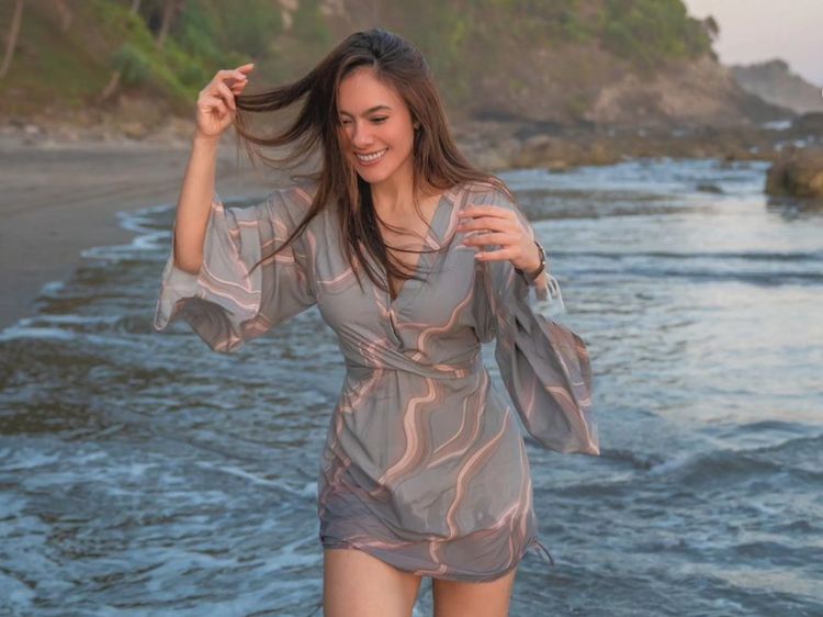 7 Foto Pemotretan Wulan Guritno di Pantai, Pamer Body Goals Bergaya Bak Gadis