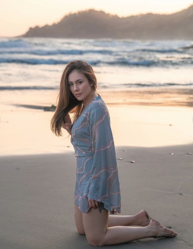 Meski saat ini wulan sudah berusia 42 tahun namun penampilannya memang masih seperti anak gadis. Memiliki body goals, tak heran jika banyak netizen yang iri melihatnya. Foto: Instagram/@wulanguritno