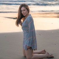 Meski saat ini wulan sudah berusia 42 tahun namun penampilannya memang masih seperti anak gadis. Memiliki body goals, tak heran jika banyak netizen yang iri melihatnya. Foto: Instagram/@wulanguritno