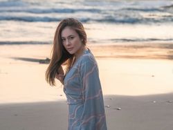 Saat Wulan Guritno Joget-joget di Pantai, Bikin Traveler Gagal Fokus