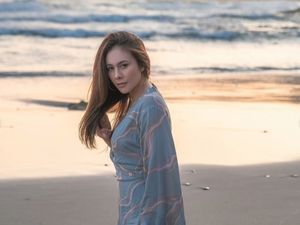 Saat Wulan Guritno Joget-joget di Pantai, Bikin Traveler Gagal Fokus