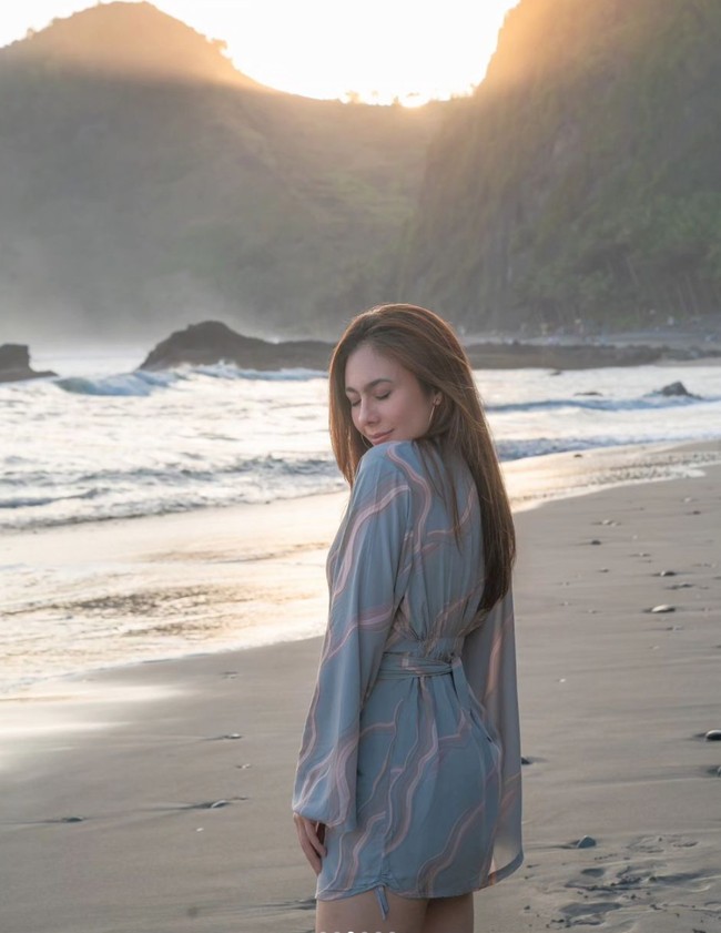Penampilan Wulan Guritno pun selalu banjir pujian. Beberapa menyebut jika Wulan justru semakin menua semakin cantik. Definisi semakin tua semakin cantik, komentar salah seorang netizen. Foto: Instagram/@wulanguritno