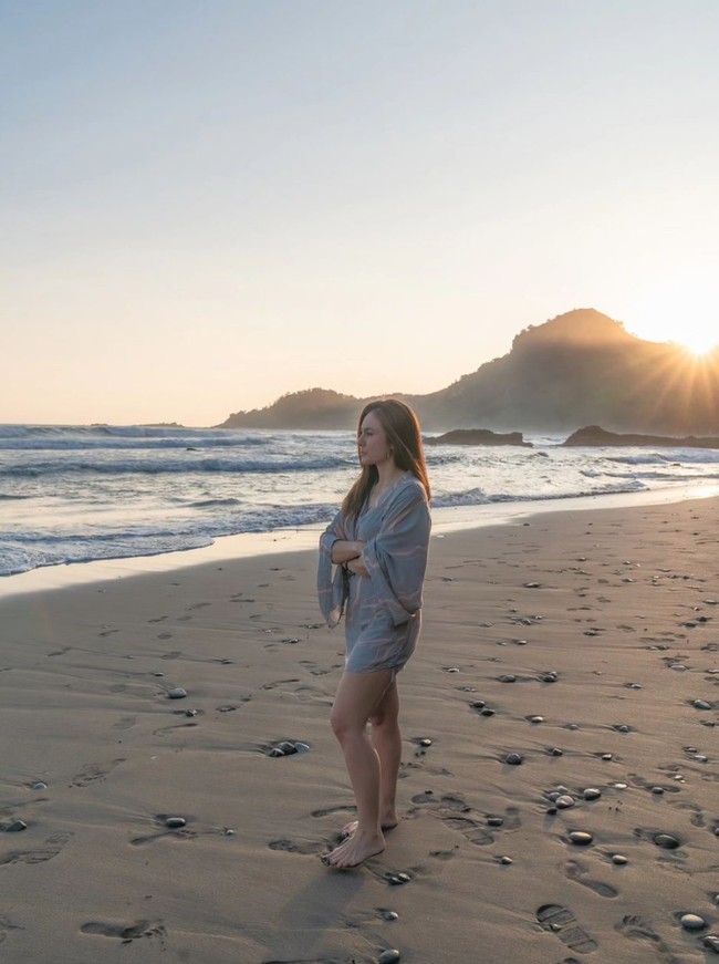 Demi menjaga tubuhnya agar tetap langsing dan berperut rata, Wulan diketahui rutin berolahraga. Ia beberapa kali terlihat membagikan momen dirinya saat berolahraga ke akun Instagram. Foto: Instagram/@wulanguritno