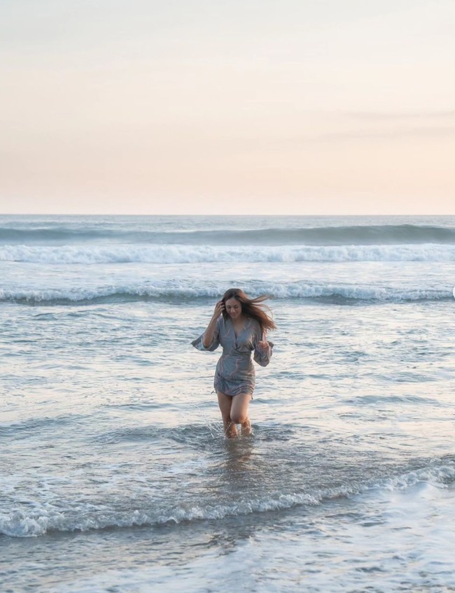 Begini gaya Wulan saat asik bermain ombak. Memiliki darah blasteran Jawa dan Inggris membuat Wulan memiliki pesona khasnya sendiri. Foto: Instagram/@wulanguritno