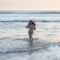 Begini gaya Wulan saat asik bermain ombak. Memiliki darah blasteran Jawa dan Inggris membuat Wulan memiliki pesona khasnya sendiri. Foto: Instagram/@wulanguritno