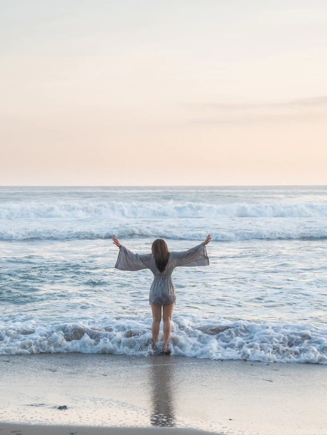Melihat penampilan dan bentuk tubuhnya, gaya Wulan memang tak kalah dari para wanita yang berusia jauh di bawahnya. Tak heran jika penampilannya selalu mampu mencuri atensi. Foto: Instagram/@wulanguritno