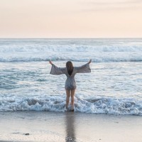 Melihat penampilan dan bentuk tubuhnya, gaya Wulan memang tak kalah dari para wanita yang berusia jauh di bawahnya. Tak heran jika penampilannya selalu mampu mencuri atensi. Foto: Instagram/@wulanguritno