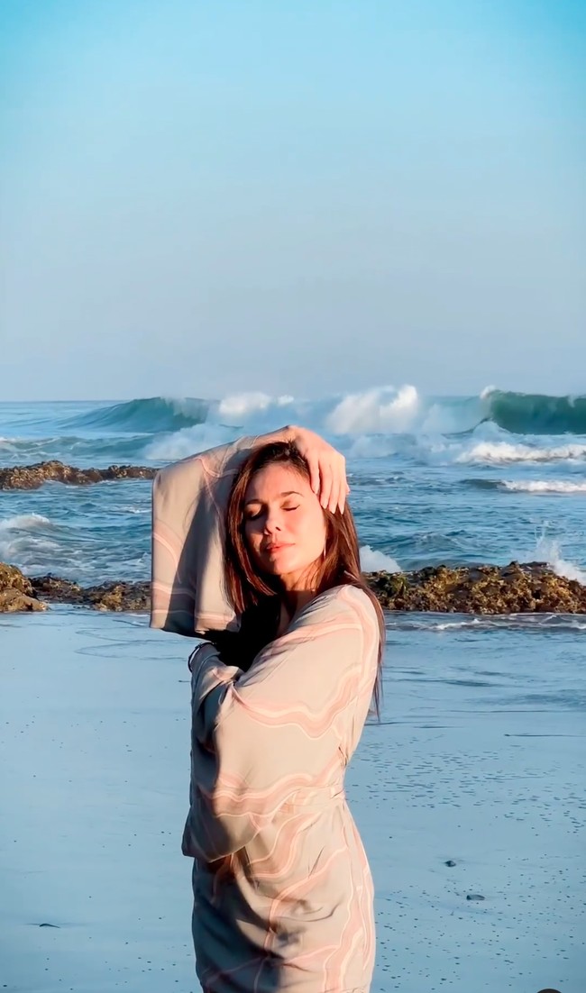 Aktris cantik Wulan Guritno tampaknya baru saja melakukan pemotretan di pantai. Foto-foto hasil pemotretannya itu kemudian dibagikannya ke akun Instagram pribadi. Foto: Instagram/@wulanguritno