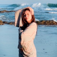 Aktris cantik Wulan Guritno tampaknya baru saja melakukan pemotretan di pantai. Foto-foto hasil pemotretannya itu kemudian dibagikannya ke akun Instagram pribadi. Foto: Instagram/@wulanguritno