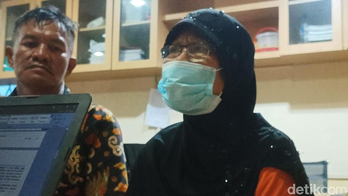 YS (65) ditangkap saat edarkan sabu. (Foto: Goklas Wisely/detikSumut).