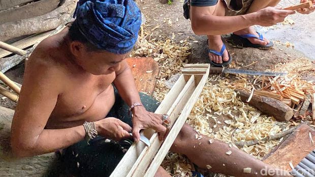 Aki Pantun memetik kacapi buhun, alat musik tradisional dari Suku Baduy