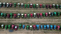 Traktor Bulgaria dan produsen biji-bijian yang memprotes pencabutan perdagangan ekspor biji-bijian Ukraina diparkir di Dolni Bogrov, dekat Sofia, Bulgaria, Selasa (19/9/2023). Aksi ini terjadi setelah parlemen negara tersebut memutuskan untuk membatalkan larangan impor produk tertentu dari Ukraina. REUTERS/Stoyan Nenov